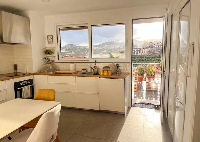 The Luzia House - 4br - Ac, Large Kitchen, Living Room, Free Parking, Gardens, Terraces, Sun Exposure Day - Coliving 民宿 丰沙尔