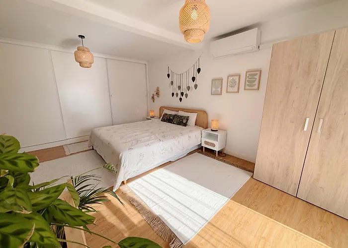 The Luzia House - 4br - Ac, Large Kitchen, Living Room, Free Parking, Gardens, Terraces, Sun Exposure Day - Coliving *