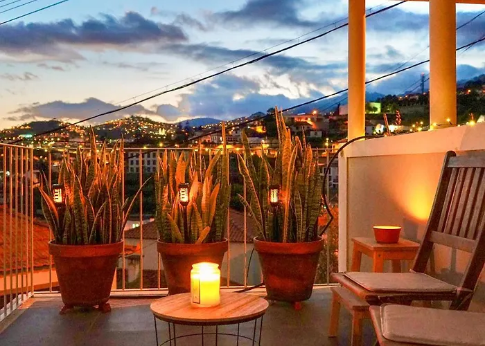 The Luzia House - 4br - Ac, Large Kitchen, Living Room, Free Parking, Gardens, Terraces, Sun Exposure Day - Coliving 民宿 丰沙尔