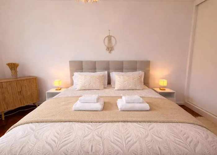 The Luzia House - 4br - Ac, Large Kitchen, Living Room, Free Parking, Gardens, Terraces, Sun Exposure Day - Coliving 民宿 丰沙尔