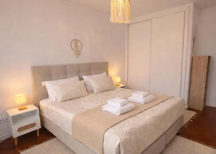 The Luzia House - 4br - Ac, Large Kitchen, Living Room, Free Parking, Gardens, Terraces, Sun Exposure Day - Coliving 丰沙尔